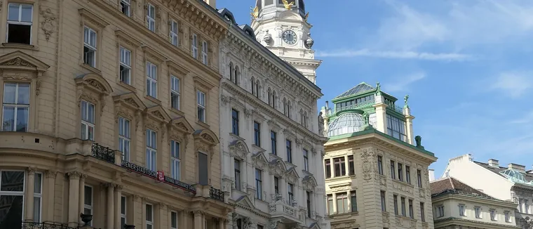 Wiener Gruenderzeithaeuser in einer Strassenzeile