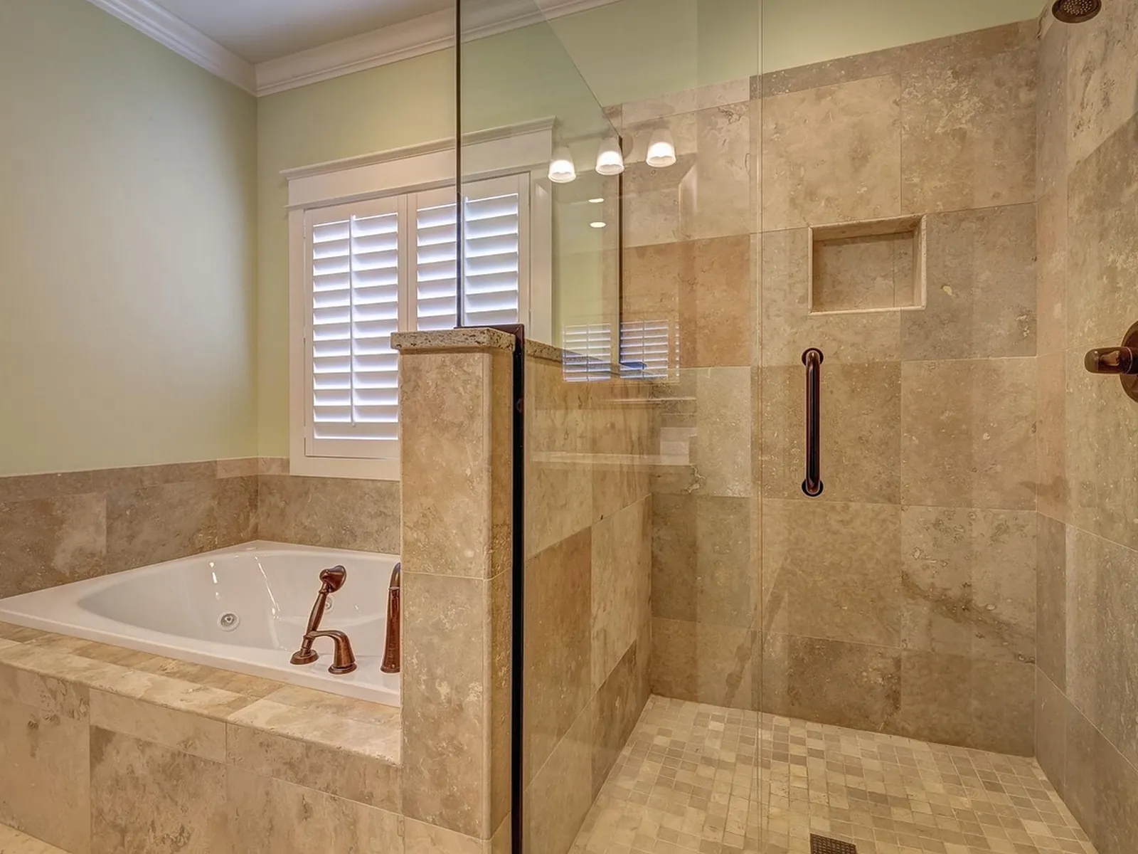 Badezimmer mit Badewanne und Glasabtrennung