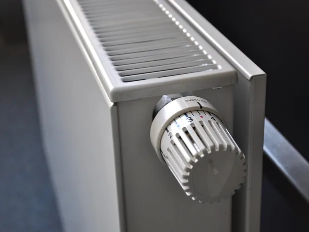 Heizkoerper mit Thermostatkopf an der Wand