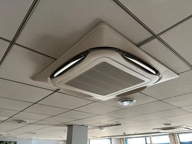 Deckengeraet einer Klimaanlage in einer abgehaengten Decke