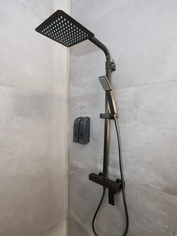Regendusche in Schwarz in einer bodengleichen Dusche