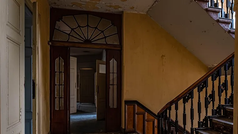 Hausflur mit Treppenaufgang in einem Altbau